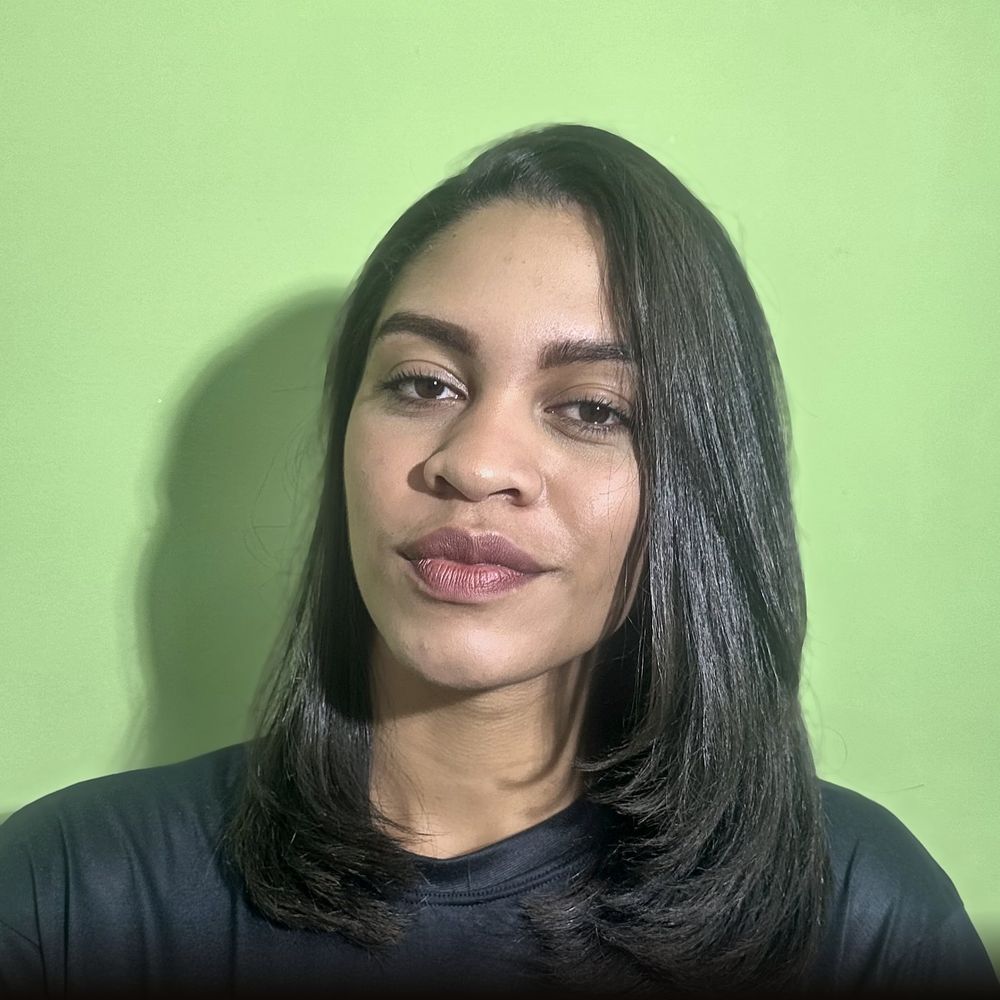 A mesma cliente depois: liso escorrido até os ombros