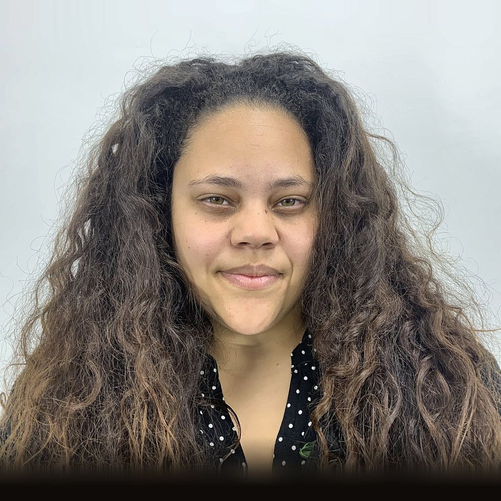 Cliente do Studio Ark antes: cabelo armado, com frizz